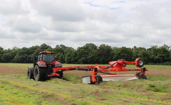 The Kuhn GMD 5251 TC can be set up to operate left-hand offset, right-hand offset, and in line with the tractor, all with spool adjustment.