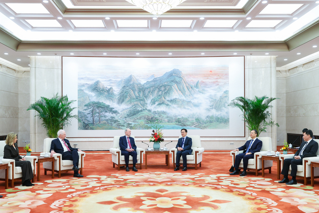 CHINA-BEIJING-HAN ZHENG-FORMER CANADIAN PM-MEETING (CN)