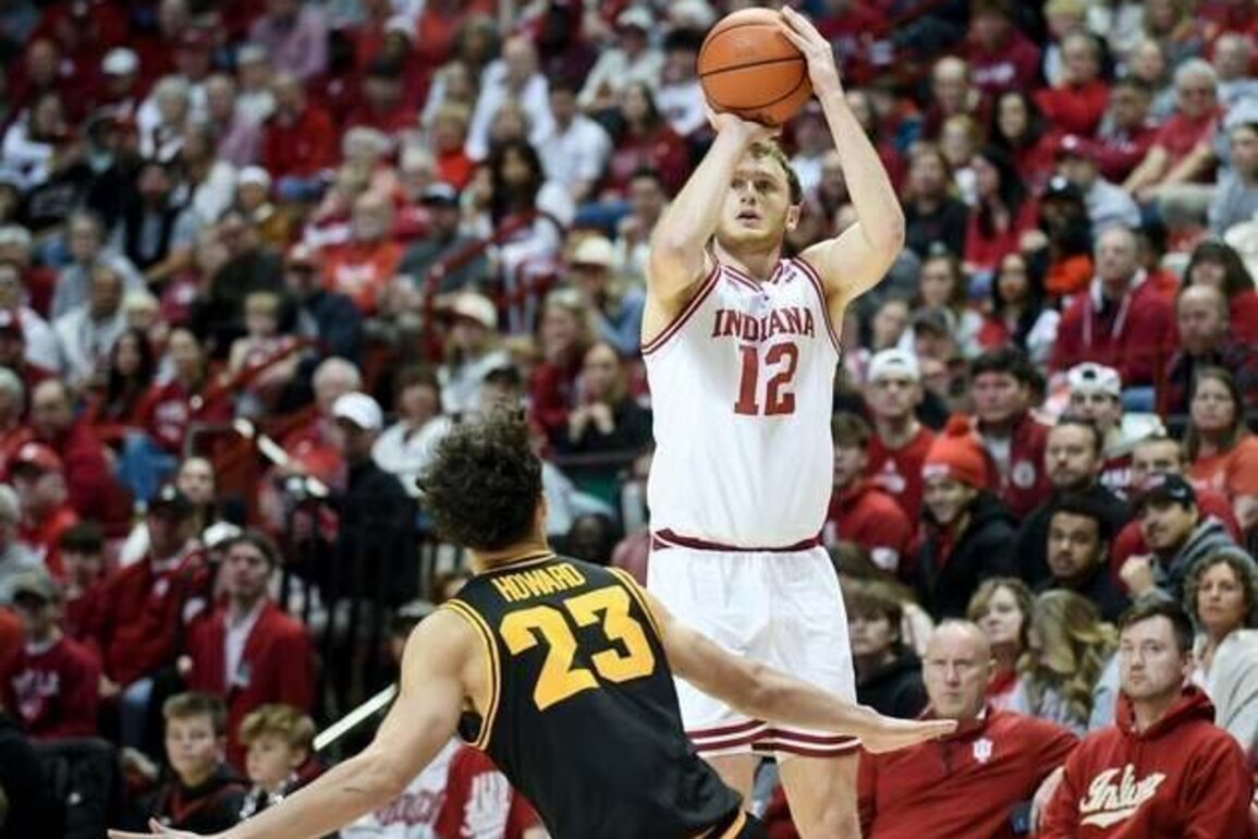 Bennett Stirtz, Tavion Banks lead Iowa over Indiana