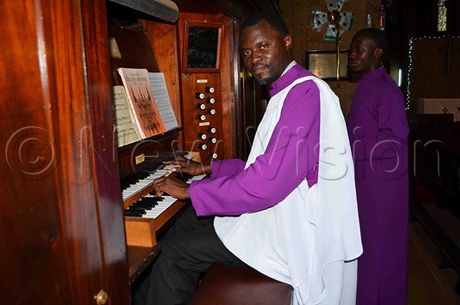  rganist aul uggya of amirembe athedral hoir in action during the choirs hristmas concert