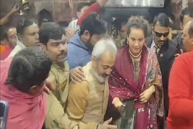 Kangana Ranaut offers prayers at Baba Baidyanath Dham in Deoghar