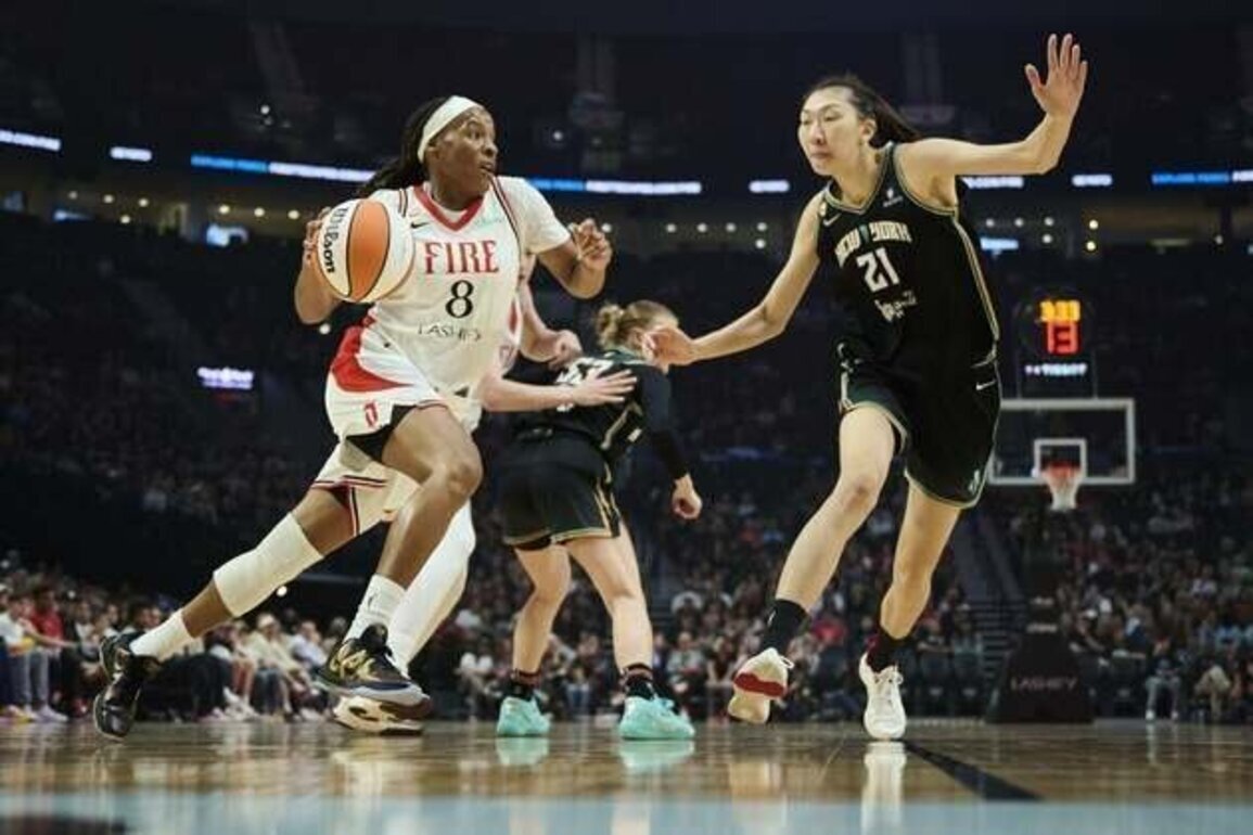Sarah Ashlee Barker's basket at buzzer gives Fire first WNBA win