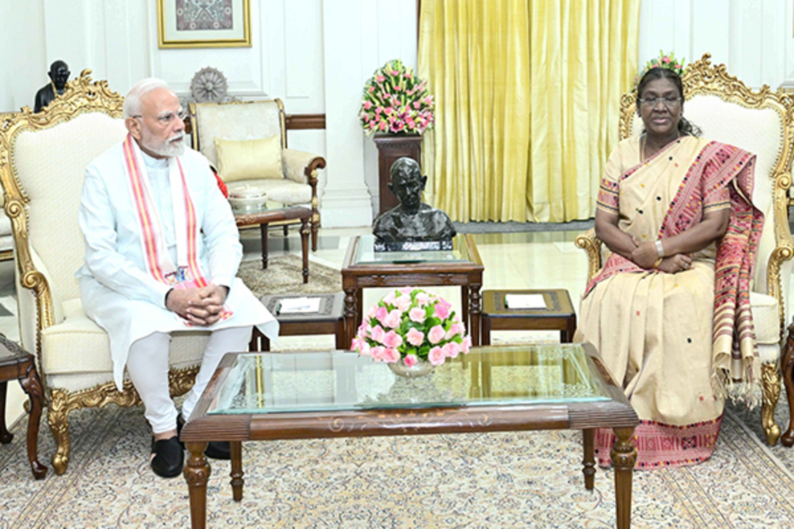 PM Modi calls on Presedent Droupadi Murmu at Rashtrapati Bhavan in Delhi