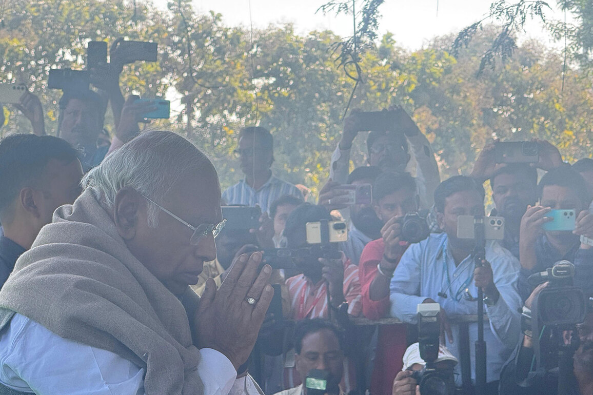 Congress President Mallikarjun Kharge attends last rites of former Union Home Minister Shivraj Patil in Latur