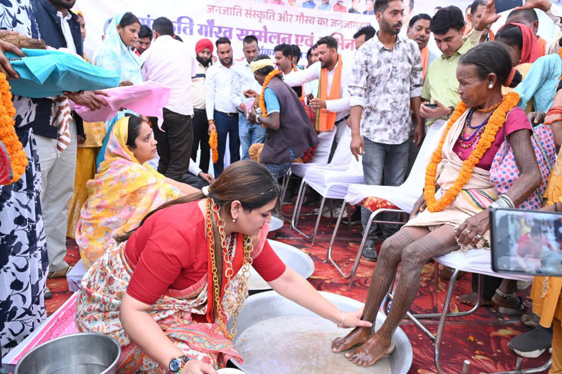Chhattisgarh: MLA Bhawna Bohra felicitates 66 tribal members on their homecoming; inaugurates two bike ambulances for forest regions