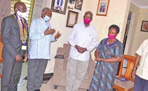 Kawalya ng'aliko byannyonnyola Bakatumba. Ku kkono ye Kavulu. Kawalya ng'aliko byannyonnyola Bakatumba. Ku kkono ye Kavulu.
