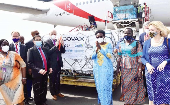 Abakungu okuva mu kitongole ky’ebyobulamu oluvannyuma lw’eddagala erigema COVID 19 okutuuka mu ggwanga. Baabadde ku kisaawe e Ntebe. Abakungu okuva mu kitongole ky’ebyobulamu oluvannyuma lw’eddagala erigema COVID 19 okutuuka mu ggwanga. Baabadde ku kisaawe e Ntebe.