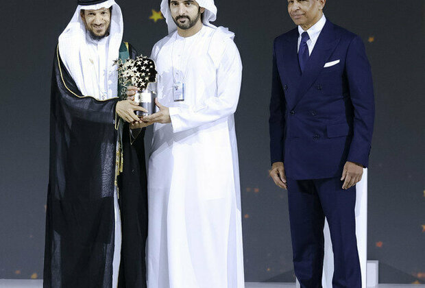 Hamdan bin Mohammed presents Saudi teacher Mansour Al-Mansour with Global Teacher Prize