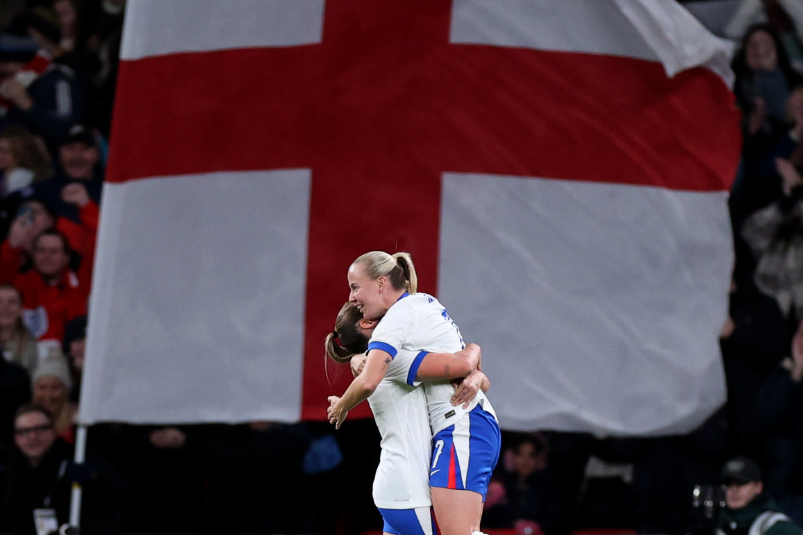 (SP)BRITAIN-LONDON-FOOTBALL-WOMEN-FRIENDLY MATCH