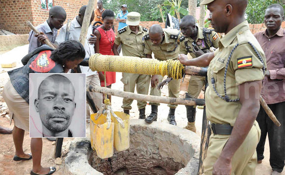 Abapoliisi nga beetegereza ekinnya omwafiiridde abantu. Mu katono, ye Richard Byansi Abapoliisi nga beetegereza ekinnya omwafiiridde abantu. Mu katono, ye Richard Byansi