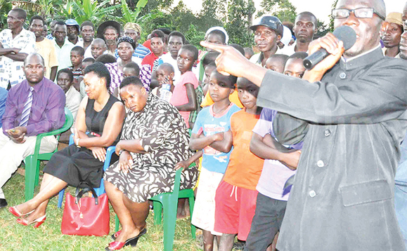 Abatuuze mu lukiiko mwe beekubidde enduulu eri abakulembeze baabwe. Abatuuze mu lukiiko mwe beekubidde enduulu eri abakulembeze baabwe.