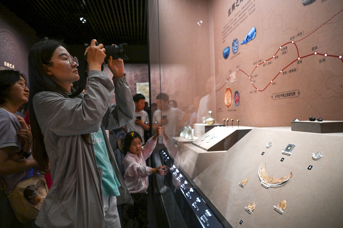 CHINA-INNER MONGOLIA-HOHHOT-INNER MONGOLIA MUSEUM-TOURISTS (CN)