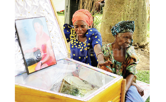 Maama w'omugenzi ku ssanduuko ng'ayaziina. Mu katono ye Sarah Nalubega eyattiddwa. Maama w'omugenzi ku ssanduuko ng'ayaziina. Mu katono ye Sarah Nalubega eyattiddwa.