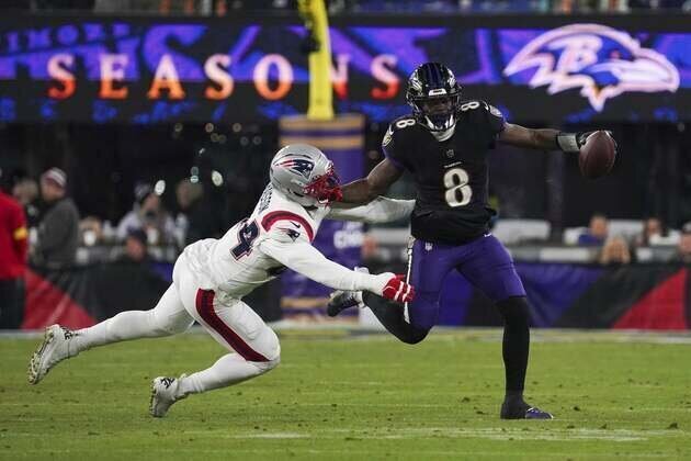 Ravens QB Lamar Jackson (back) exits early in loss to Patriots