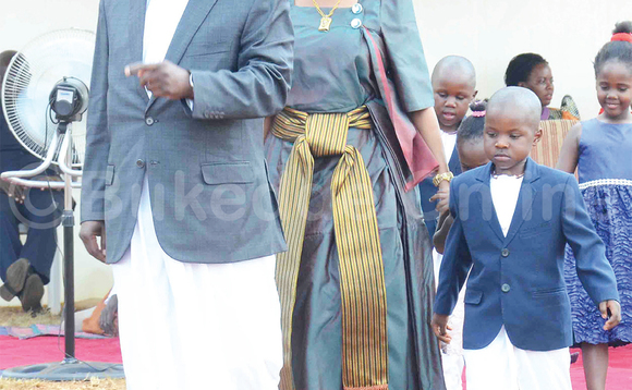 Kabaka, Nnabagereka ne Ssemakokiro ku mukolo gw’Ekisaakate gye buvuddeko. Kabaka, Nnabagereka ne Ssemakokiro ku mukolo gw’Ekisaakate gye buvuddeko.