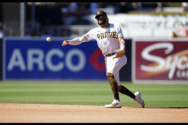 Padres outlast Giants in 10, keep wild-card hopes alive