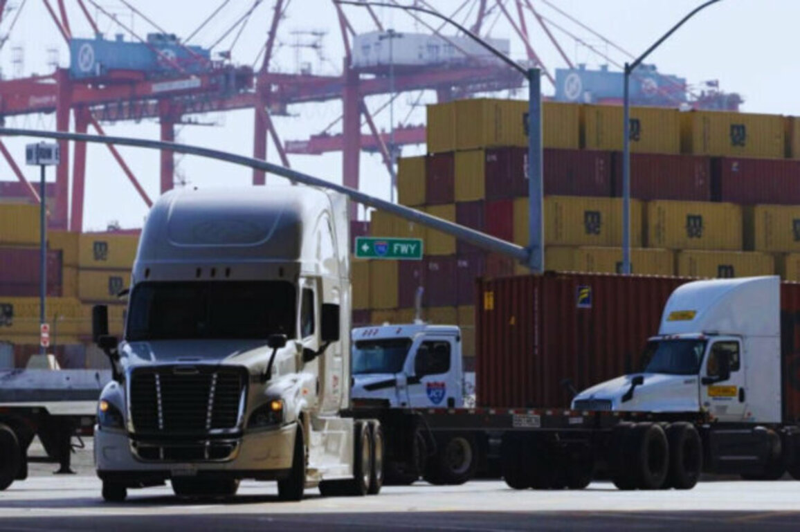 US Pauses Issuing Worker Visas for Foreign Commercial Truck Drivers