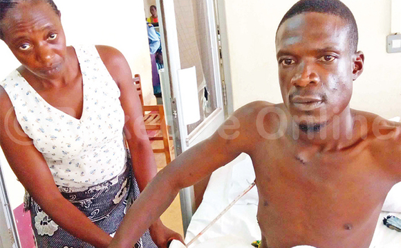 Kakooza ng’ajjanjabibwa mukyala we, Justine Nakimuli ku kitanda e Mulago. Kakooza ng’ajjanjabibwa mukyala we, Justine Nakimuli ku kitanda e Mulago.
