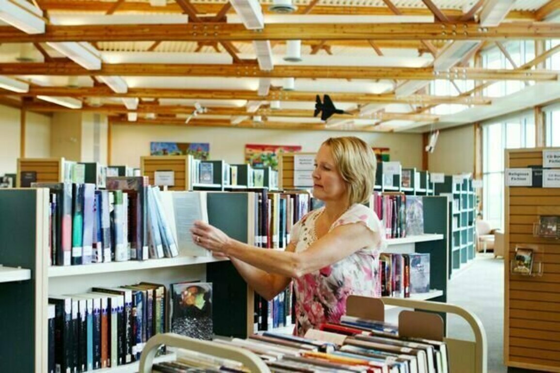 Federal judge overturns part of Florida's book ban law, drawing on nearly 100 years of precedent protecting First Amendment access to ideas