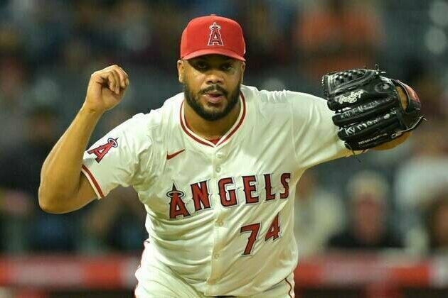 Angels, Rangers meet again, eye wild-card position