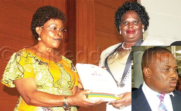 Beti Kamya ng’akwasa Amongi ofiisi. Mu katono ye Lukwago. Beti Kamya ng’akwasa Amongi ofiisi. Mu katono ye Lukwago.