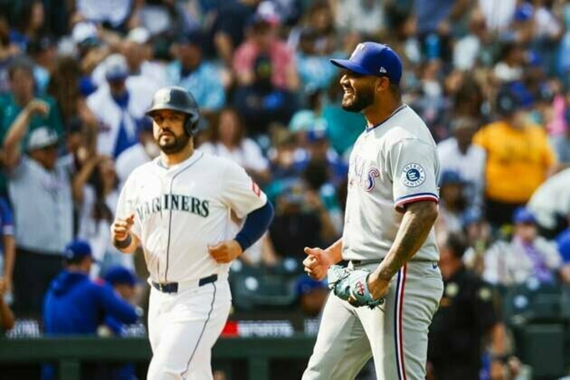 Behind Jacob deGrom, Rangers seek split of series vs. Mariners