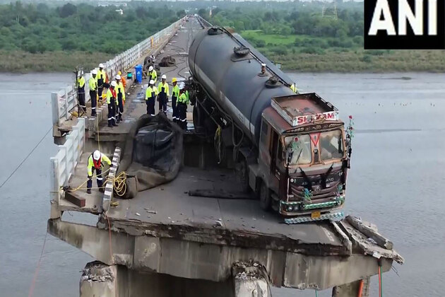 Gujarat bridge collapse: Authorities begin operation to retrieve truck from Gambhira bridge
