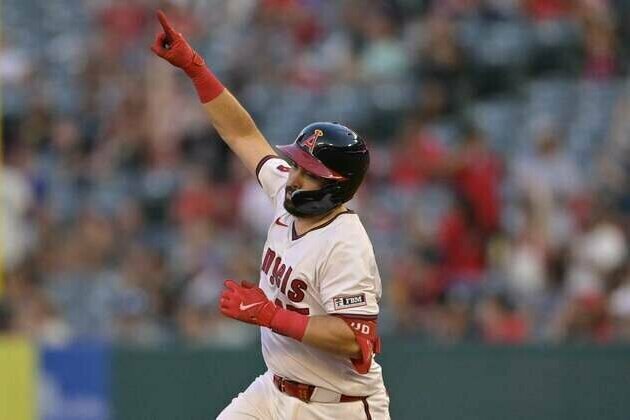 Led by Mike Trout's 2 HRs, Angels power past Rangers