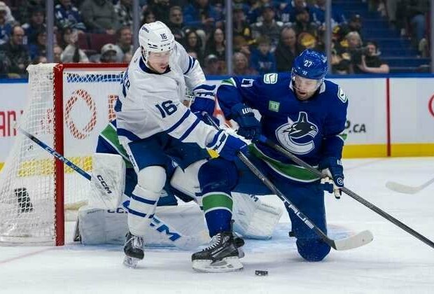 Canucks edge Maple Leafs, run win streak to 3