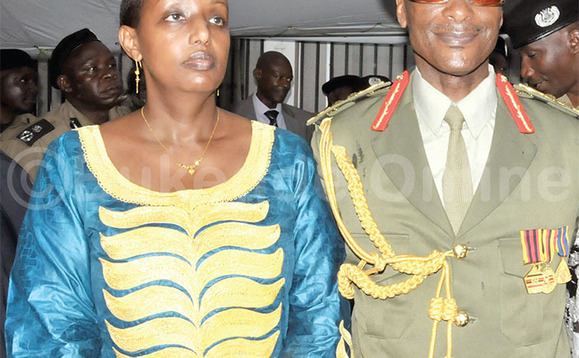 Gen. Kale Kayihura ne mukyala we Angela Kayihura alwana okumuggya mu kaduukulu. Gen. Kale Kayihura ne mukyala we Angela Kayihura alwana okumuggya mu kaduukulu.