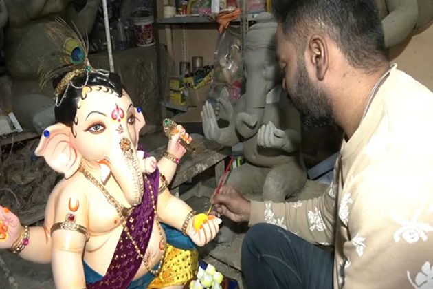 Maharashtra: Nagpur's Chitar Oli market transforms into vibrant hub as Ganesh Chaturthi nears