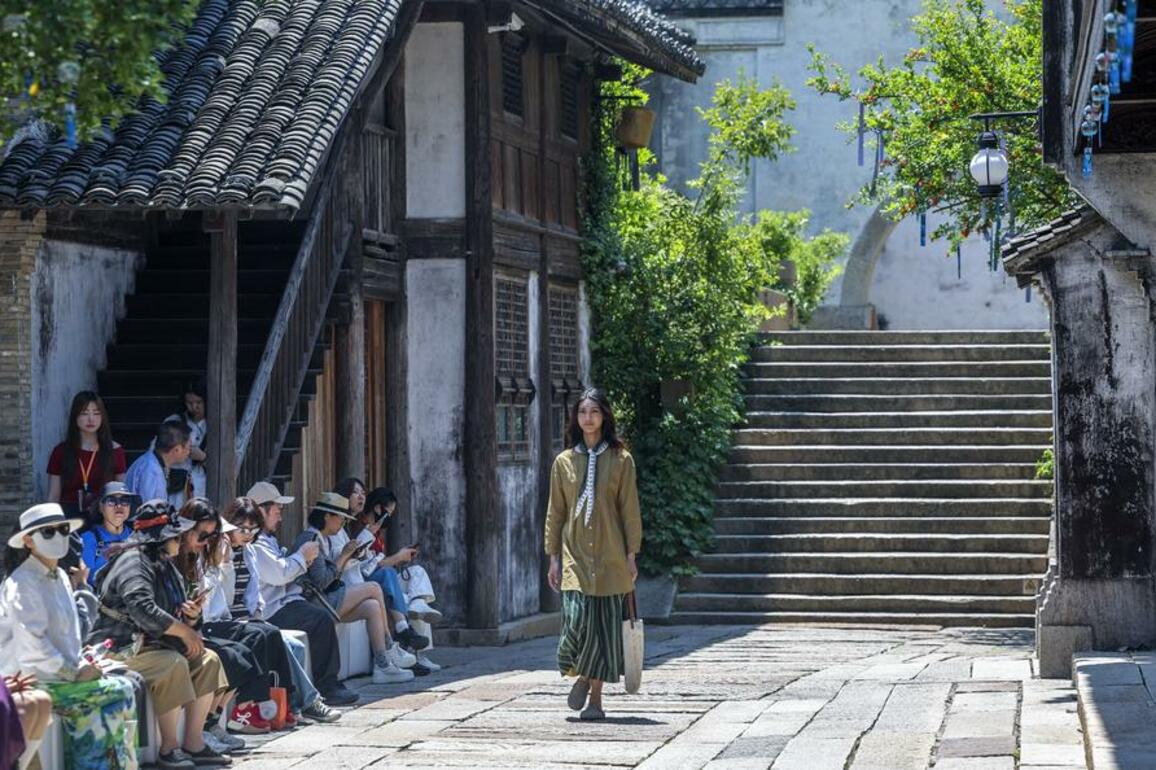 ZhejiangPictorial | 2025 Puyuan Fashion Week launched in E China's water town