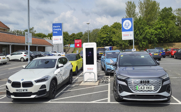 英国の公共EV充電器の数が53,700台に達