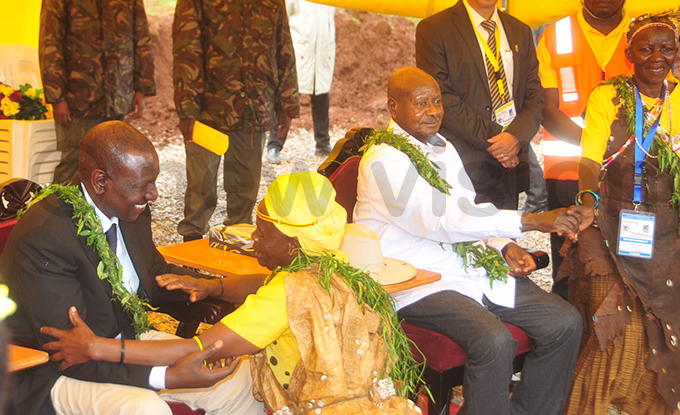 race sani chats with uto while useveni meets lorence asiwa right after the groundbreaking ceremony hoto by onald iirya