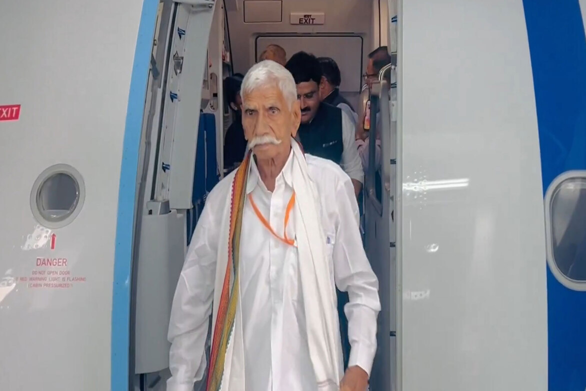Jewar farmers fly to Lucknow on first commercial flight from Noida Airport