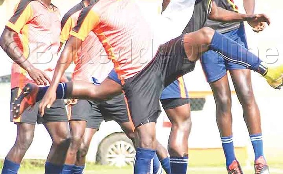 Abazannyi ba KCCA (ku kkono) mu mupiira gw'omukwano ne ttiimu y'eggwanga eya U17. KCCA yawangudde (5-1). Abazannyi ba KCCA (ku kkono) mu mupiira gw'omukwano ne ttiimu y'eggwanga eya U17. KCCA yawangudde (5-1).
