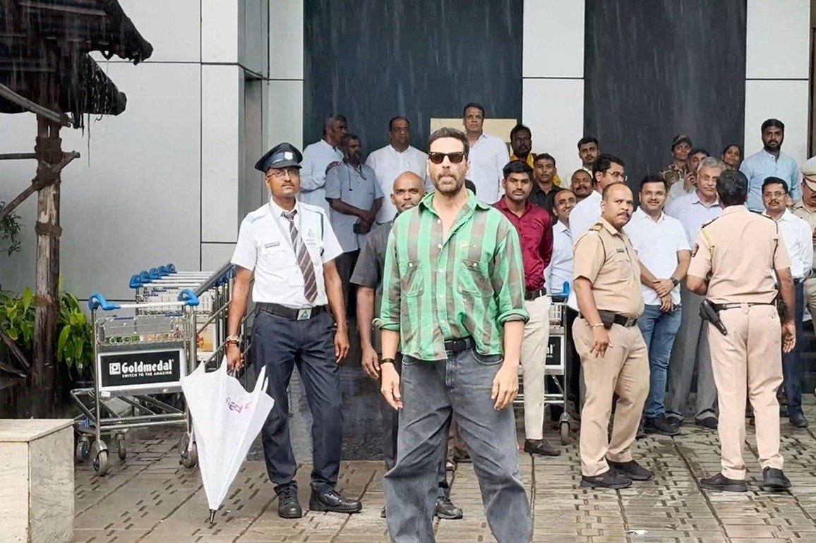Akshay Kumar says "Happy Independence Day" as he poses at Kalina airport, celebrates spirit of patriotism with his special look