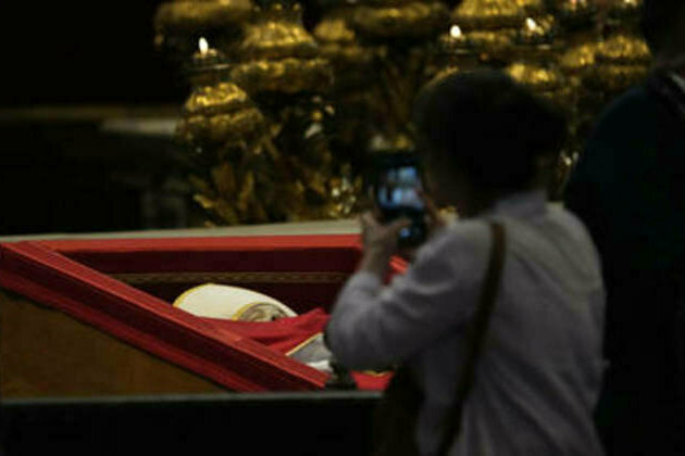 Vatican asks mourners to stop taking 'selfies' with Pope Francis