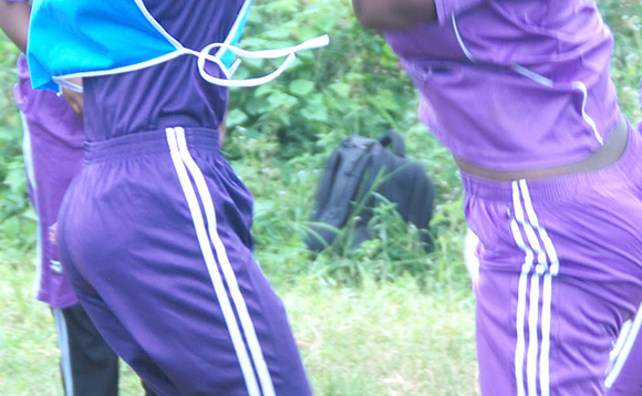 Omuzannyi wa Nammere (ku kkono) ng'agezaako okuyisa omupiira ku wa Komamboga Omuzannyi wa Nammere (ku kkono) ng'agezaako okuyisa omupiira ku wa Komamboga