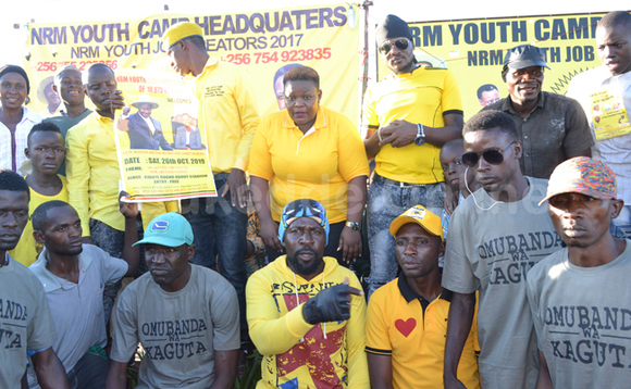 Omuyimbi Kusaasira (wakati) ne DJ Micheal n'abawagizi ba NRM. Omuyimbi Kusaasira (wakati) ne DJ Micheal n'abawagizi ba NRM.