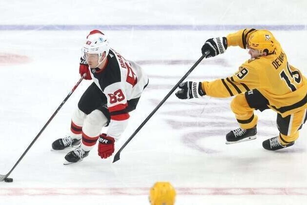 Penguins stay hot, take down free-falling Devils