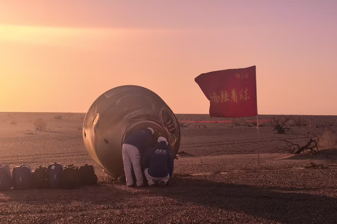 Photo Flash | Shenzhou-21 return capsule touches down on Earth