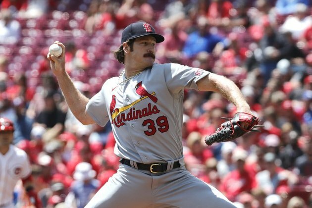 Cardinals squeak by Reds to earn series split