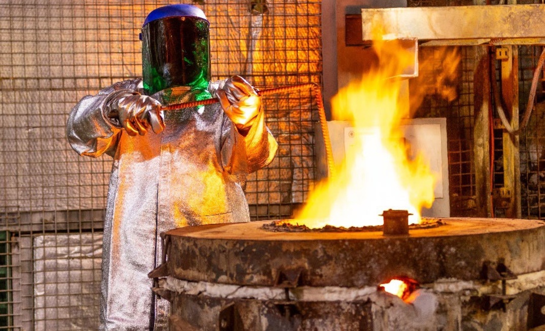 Gold stocks sizzle as ASX sets record high