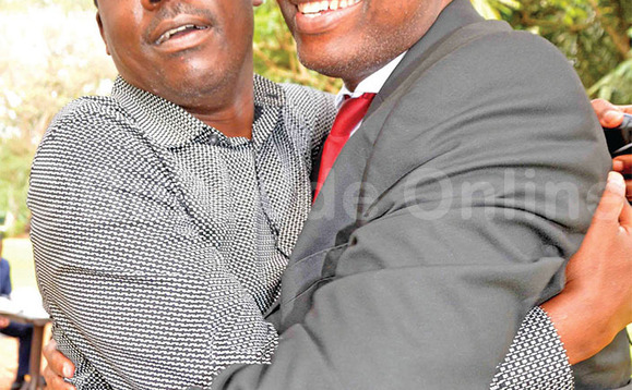 Kenneth Paul Kakande owa DP (ku ddyo) ng’akulisa Mabikke ekkomera. Kenneth Paul Kakande owa DP (ku ddyo) ng’akulisa Mabikke ekkomera.