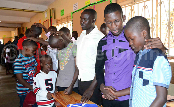 Abazadde n'abasomesa mu kusaba kw'okwebaza Katonda olw'obuwanguzi bwe baatuuseeko Abazadde n'abasomesa mu kusaba kw'okwebaza Katonda olw'obuwanguzi bwe baatuuseeko