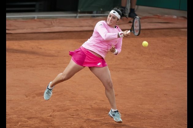 Maria Osorio Serrano defeats 2nd-seeded Magda Linette in Charleston
