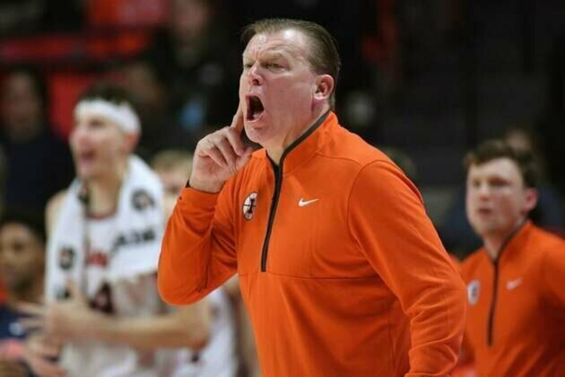 No. 8 Illinois dominates the paint in blowout of Long Island