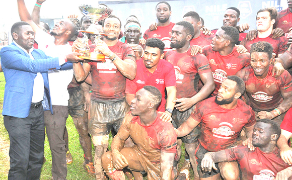 David Katende (ku kkono), omukungu wa NCS, ng'akwasa abazannyi ba ttiimu ya Kenya eya Rugby ekikopo David Katende (ku kkono), omukungu wa NCS, ng'akwasa abazannyi ba ttiimu ya Kenya eya Rugby ekikopo