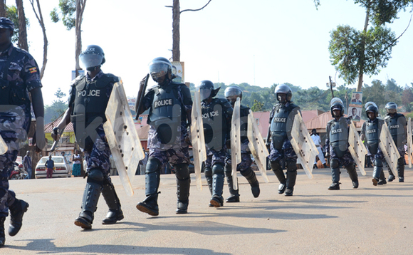 Eby'okwerinda bibadde gguluggulu nga Besigye aleetebwa mu kkoti e Nakawa Eby'okwerinda bibadde gguluggulu nga Besigye aleetebwa mu kkoti e Nakawa